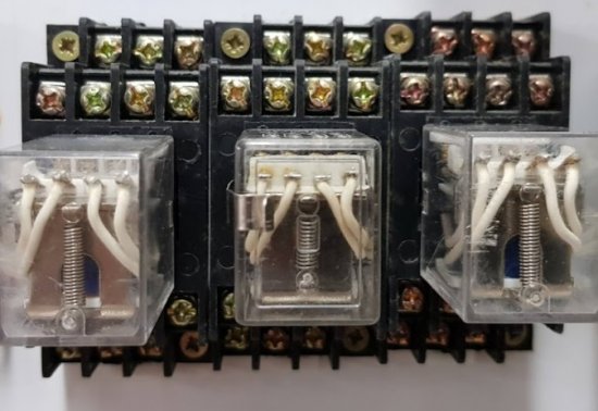 Elektromagnetická relé na laboratorní lavici